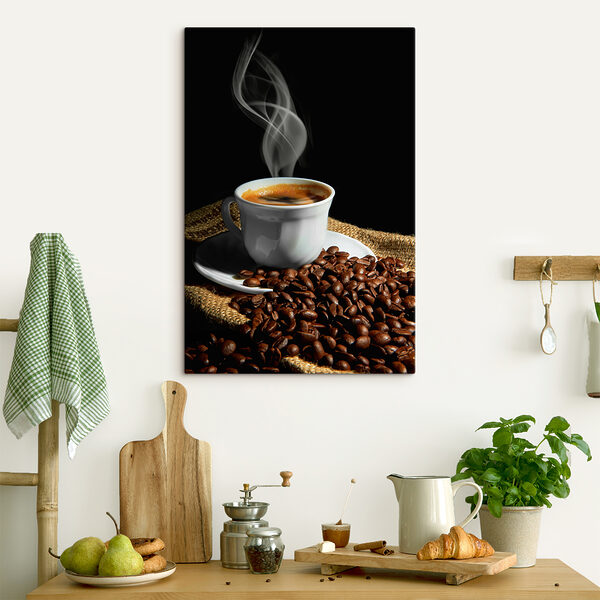 Cuadros Una taza de café con vapor sobre un platillo y unos granos